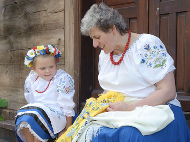 07.08.2023 – Pani Gabriela wyhaftuje banderę